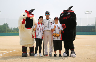 Illustration for article titled How To Get Into The KBO, The Wildest, Most Outlandish Baseball League In The World
